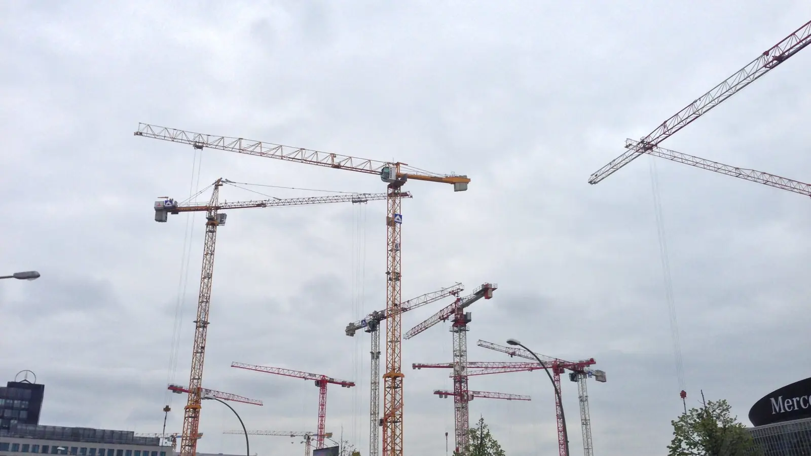 Toranjske dizalice na velikom gradilištu